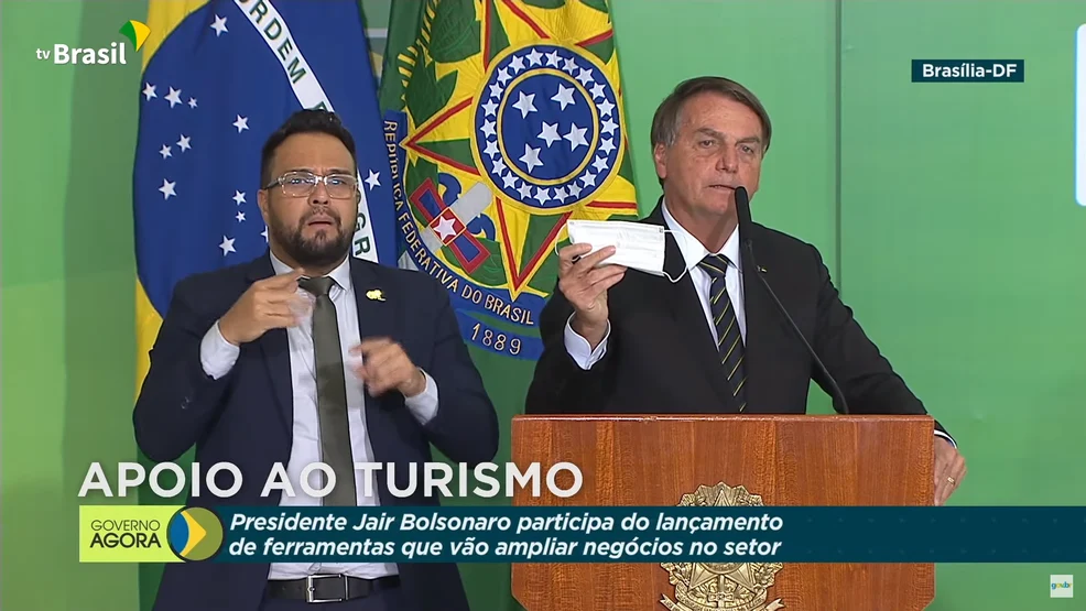 Saúde vai liberar quem já teve Covid e vacinados da máscara, diz Bolsonaro