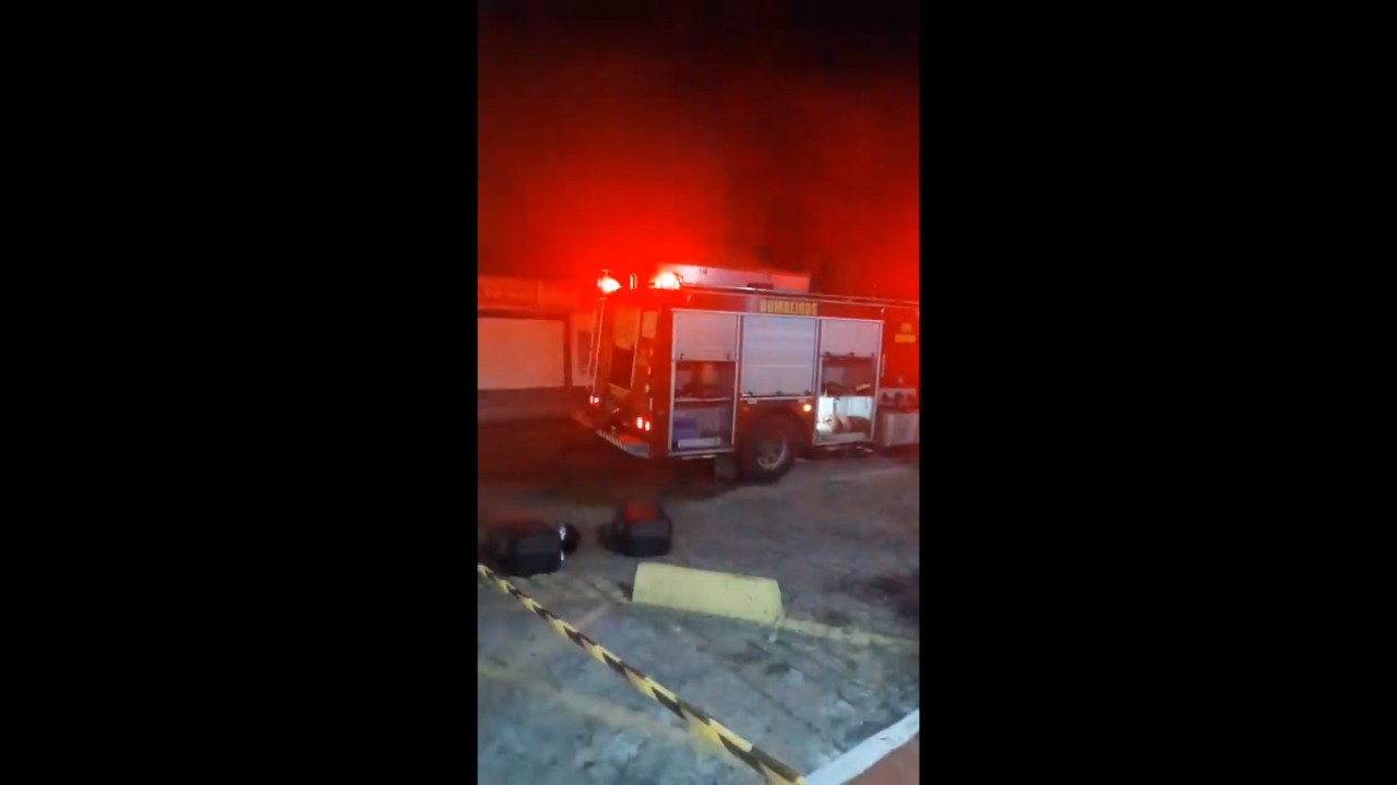 Incêndio de grandes proporções atinge loja no Alecrim durante a madrugada