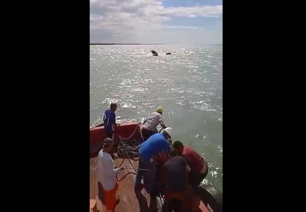 VÍDEO: Pescadores são resgatados após barco naufragar no RN