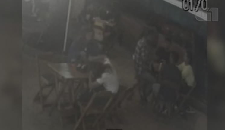 Homem leva chutes e cadeirada após dar tapa em mulher em bar; veja vídeo