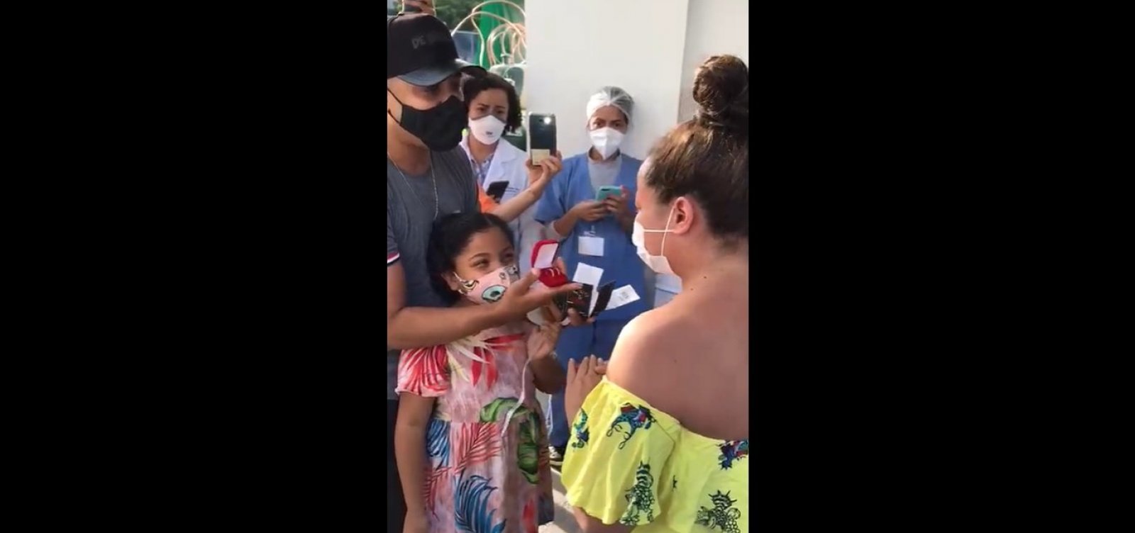 Mulher é pedida em casamento após receber alta de hospital em Salvador