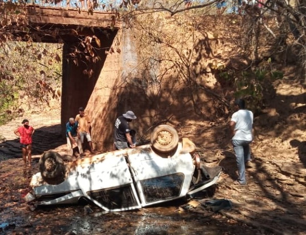 Bebê é encontrado vivo entre os corpos dos pais após carro cair de ponte