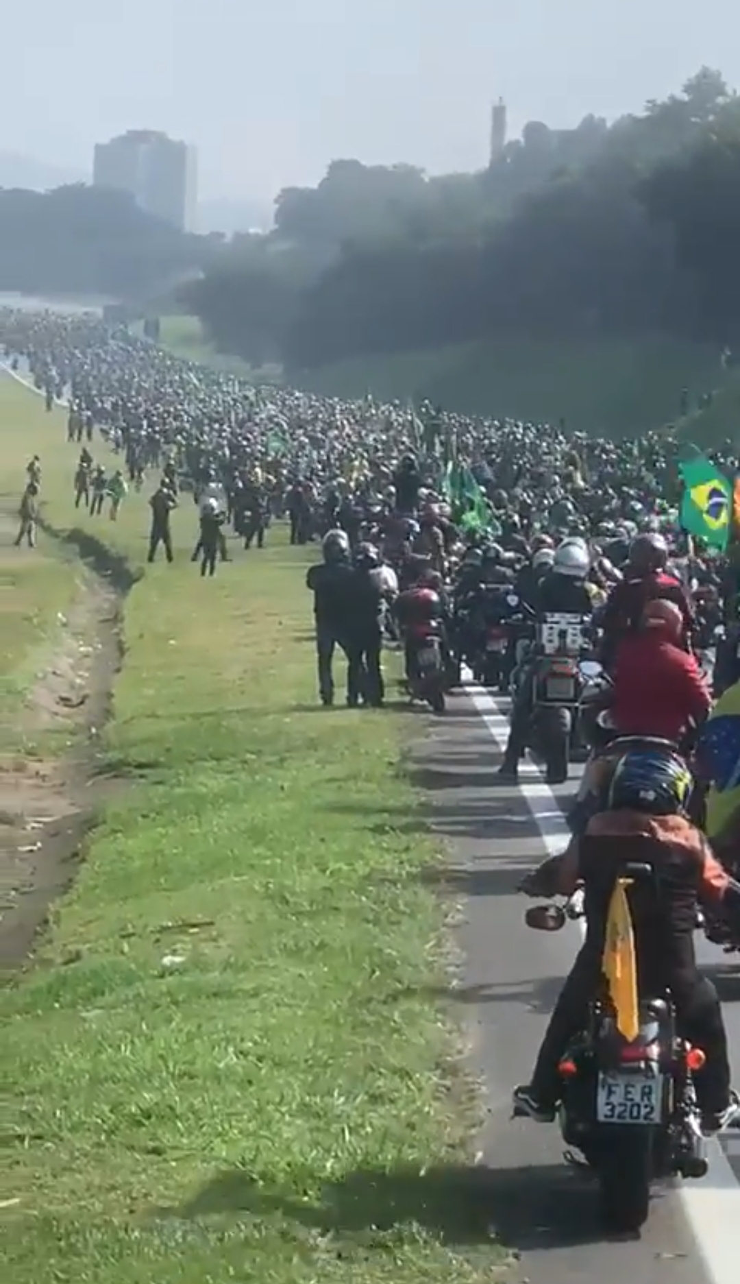 Multidão: Bolsonaro reúne milhares de pessoas em motociata em SP; assista