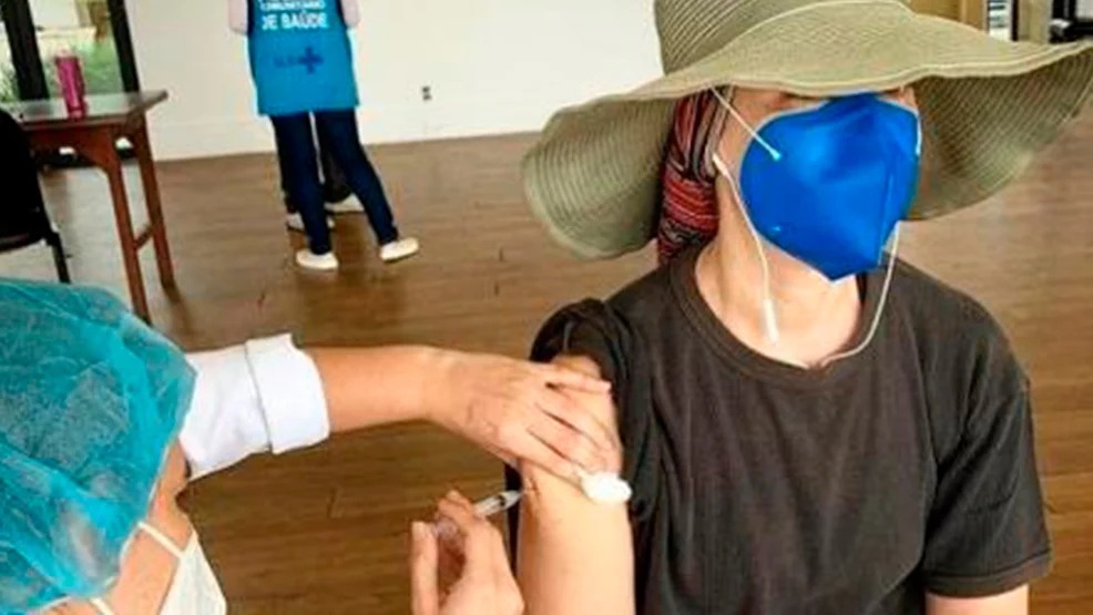 Atriz famosa se vacina com AstraZeneca após ser criticada por recusar o imunizante