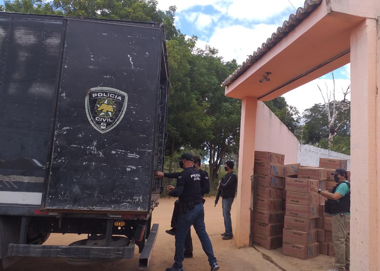 Operação acha cigarros contrabandeados em granja de ex-PM no RN