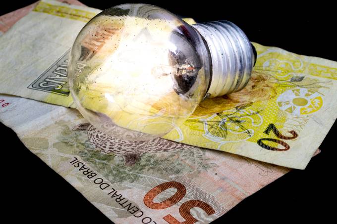 Conta de luz deve subir com reajuste acima de 20% na bandeira vermelha