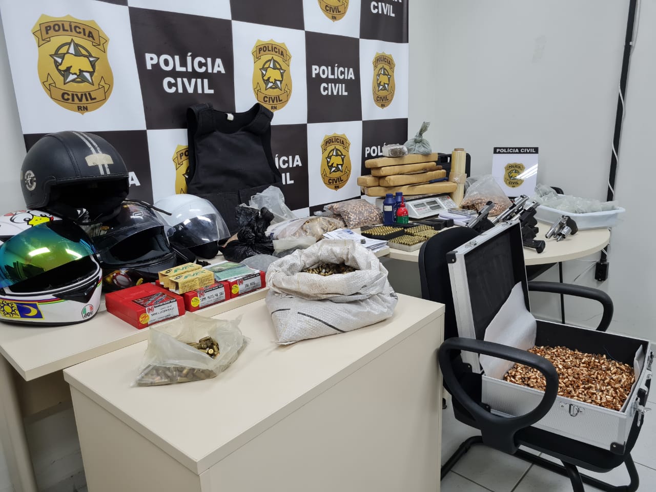 VÍDEO: Polícia acha mais 500 munições, armas e drogas em Ponta Negra