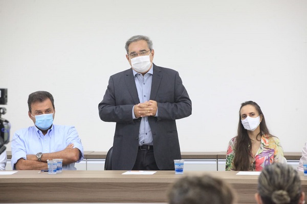 “Não tenho compromisso com ele”, afirma Álvaro Dias sobre possível apoio a Carlos Eduardo