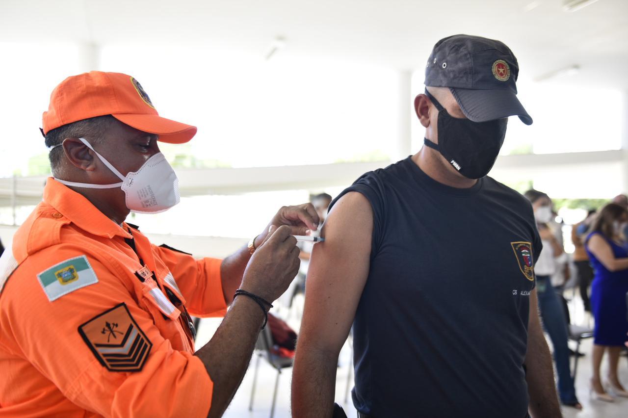 Covid: Em 'Dia D', mais de 1.000 agentes de segurança pública são vacinados em Natal