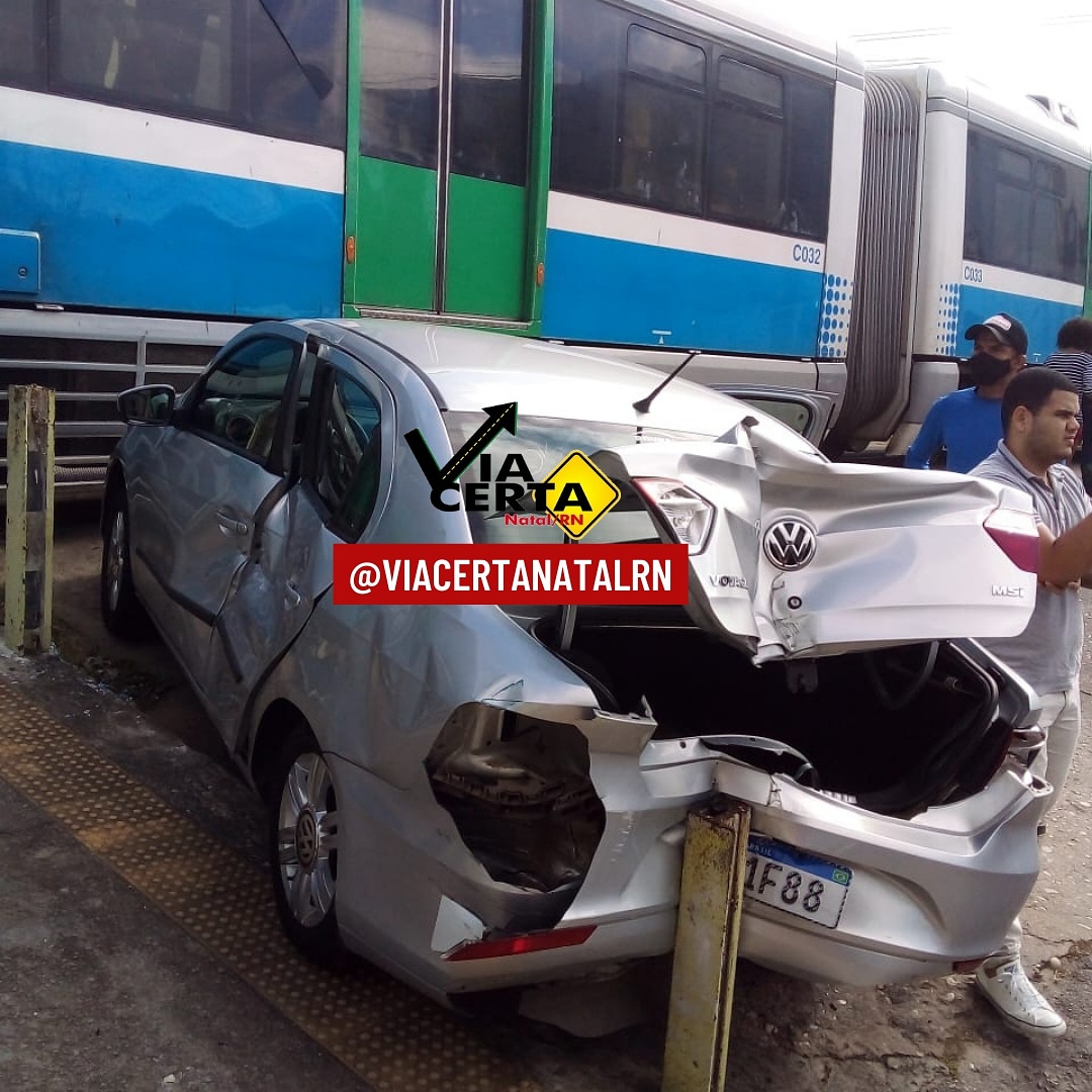 Colisão entre carro e VLT deixa trânsito travado em Natal