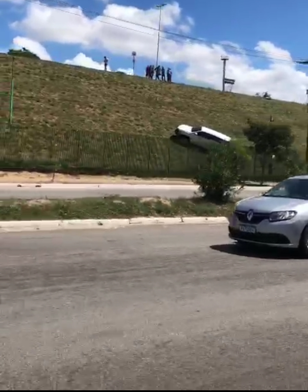 FOTO: Motorista perde controle do carro e derruba cerca de supermercado em Natal