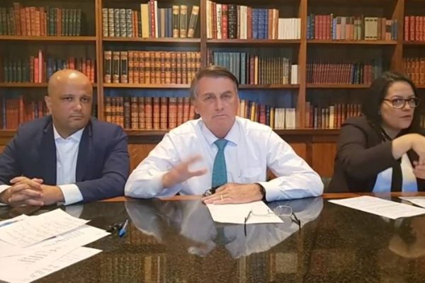 Bolsonaro lamenta mortes de PMs e diz que ministro “soltou 30 mil vagabundos”