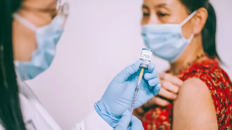 Entenda a alta de casos de Covid-19 em países com vacinação avançada