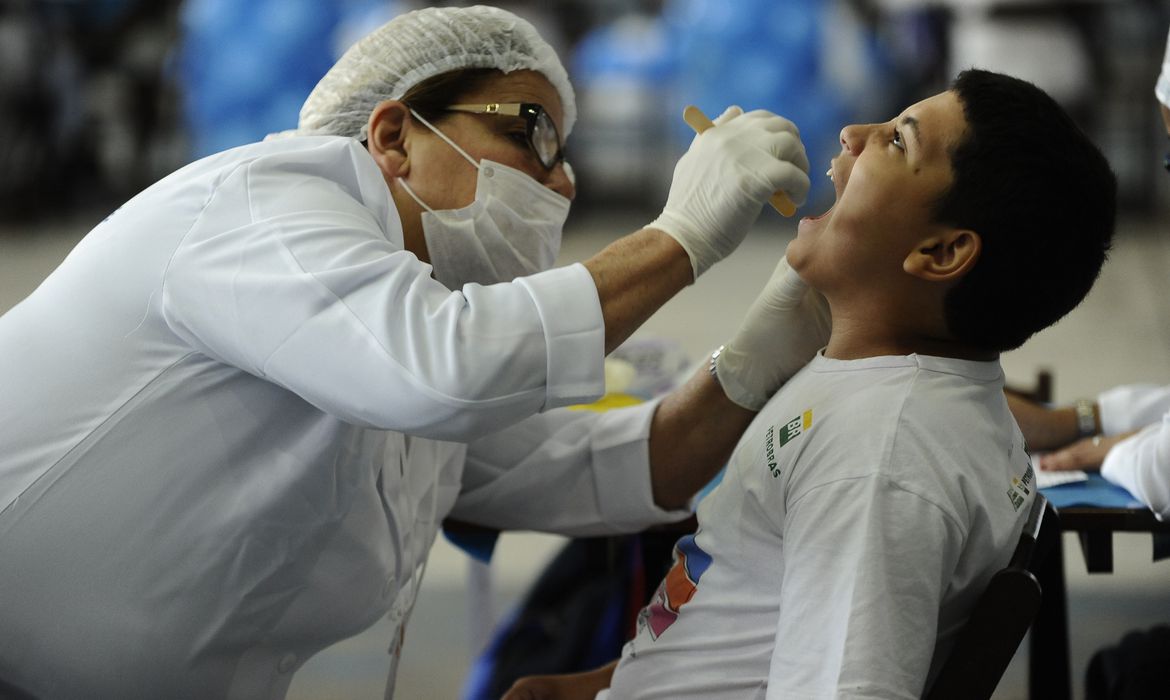 Falta de higiene bucal pode agravar infecções respiratórias causadas pela Covid