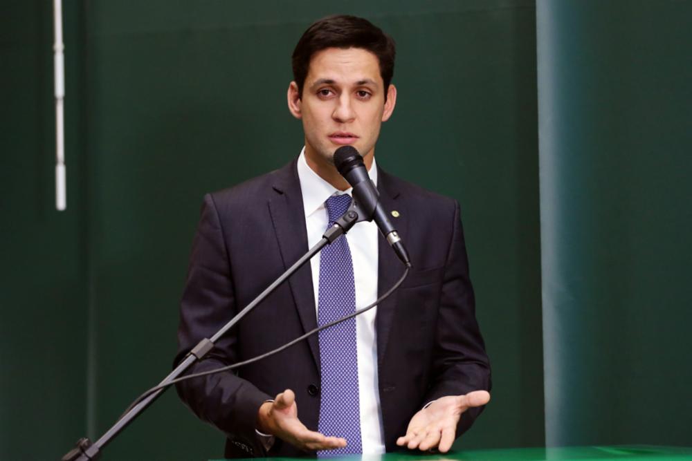 Rafael Motta rebate Fábio Faria, diz que negar pandemia mata e cobra ministro