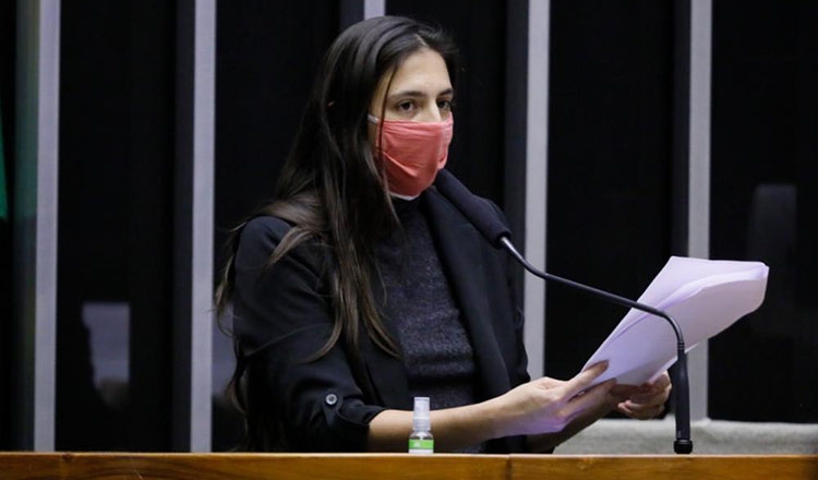 Deputada chama ministro de canalha por ironizar lamentações por 500 mil mortes