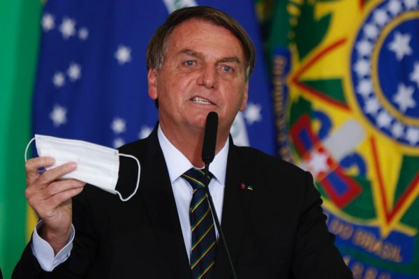 “Cala a boca, vocês são canalhas”, diz Bolsonaro para jornalista da Globo em entrevista