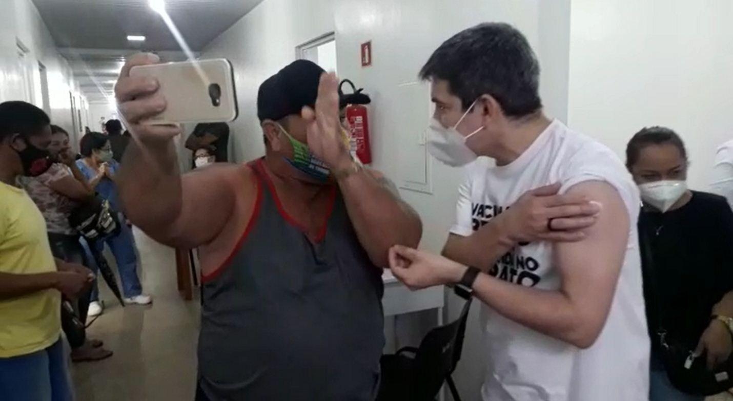 VÍDEO: Senador da CPI da Covid é 'enquadrado' por apoiador de Bolsonaro ao se vacinar