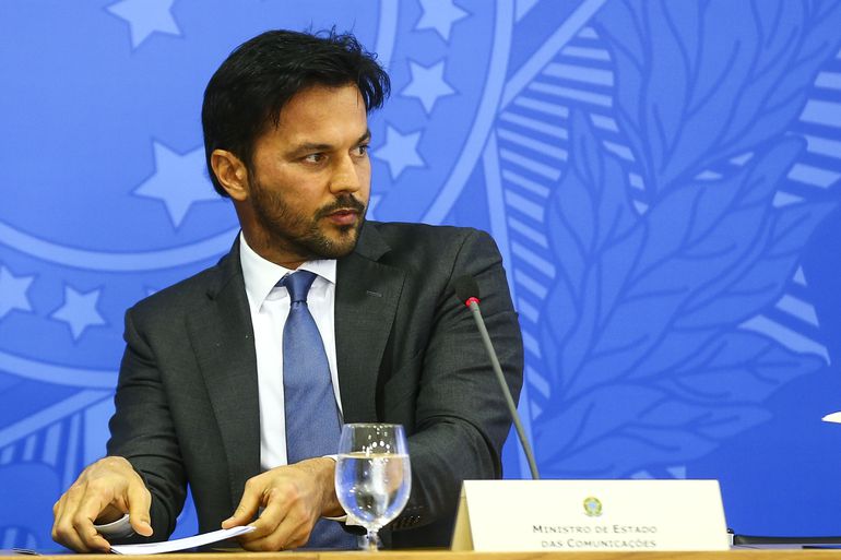 'Distorção', diz Fábio Faria após post sobre 500 mil mortos por covid