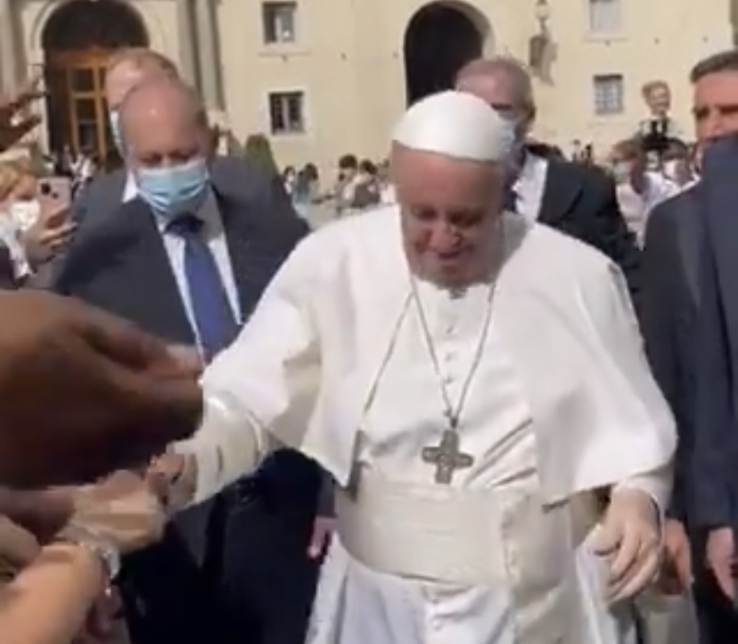 Bolsonaro posta vídeo de Papa Francisco sem máscara falando com fiéis; assista