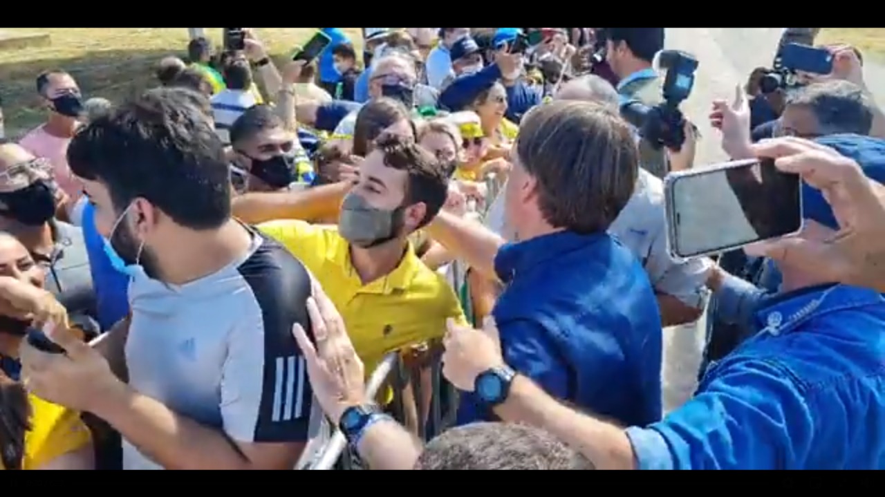 VÍDEO: Aos gritos de "mito", Bolsonaro é recebido por multidão no RN; assista