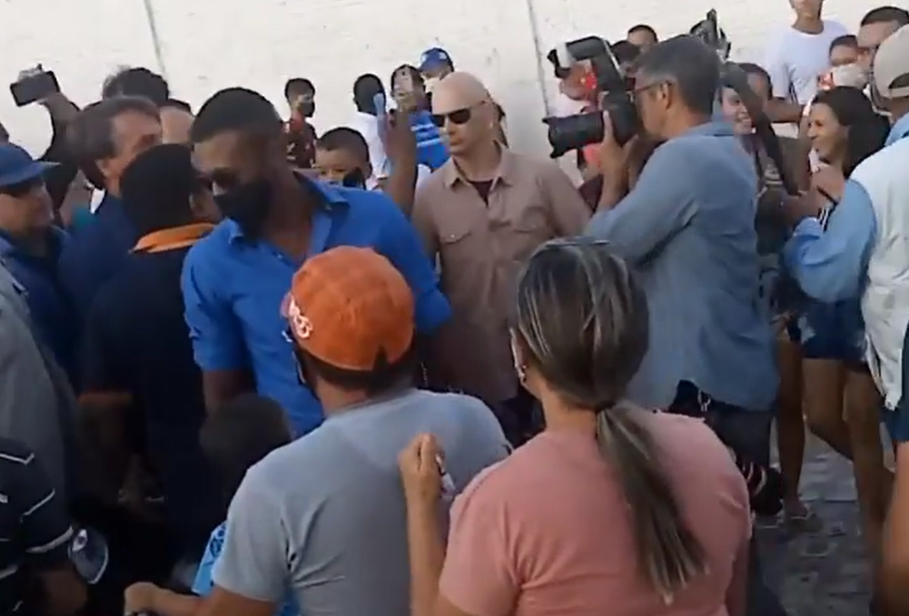 VÍDEO: De surpresa, Bolsonaro caminha no meio da população em Upanema