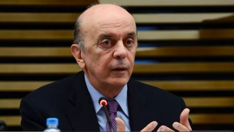Senador é internado após testar positivo para covid-19