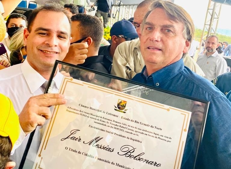 Vereador entrega título e Bolsonaro é Cidadão Extremozense