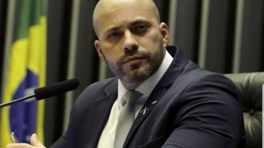 Cercado pela polícia, deputado tentou pular o muro da casa antes de ser preso
