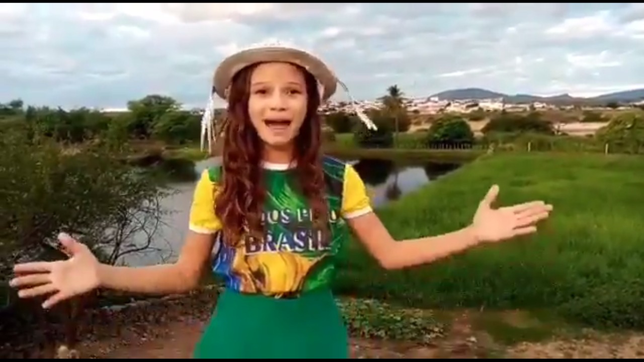 VÍDEO: Menina que se apresentou para Bolsonaro no RN faz poesia em resposta à esquerda