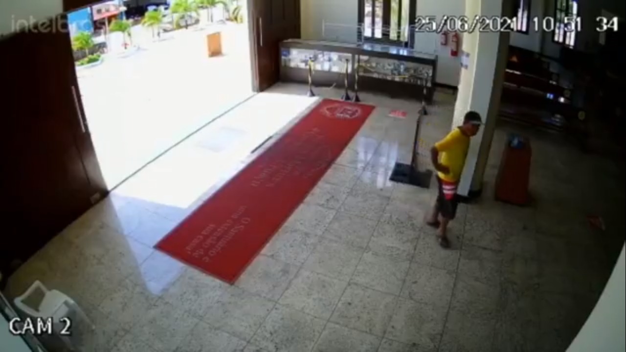 VÍDEO: Homem furta equipamentos avaliados em R$ 10 mil de igreja de Natal