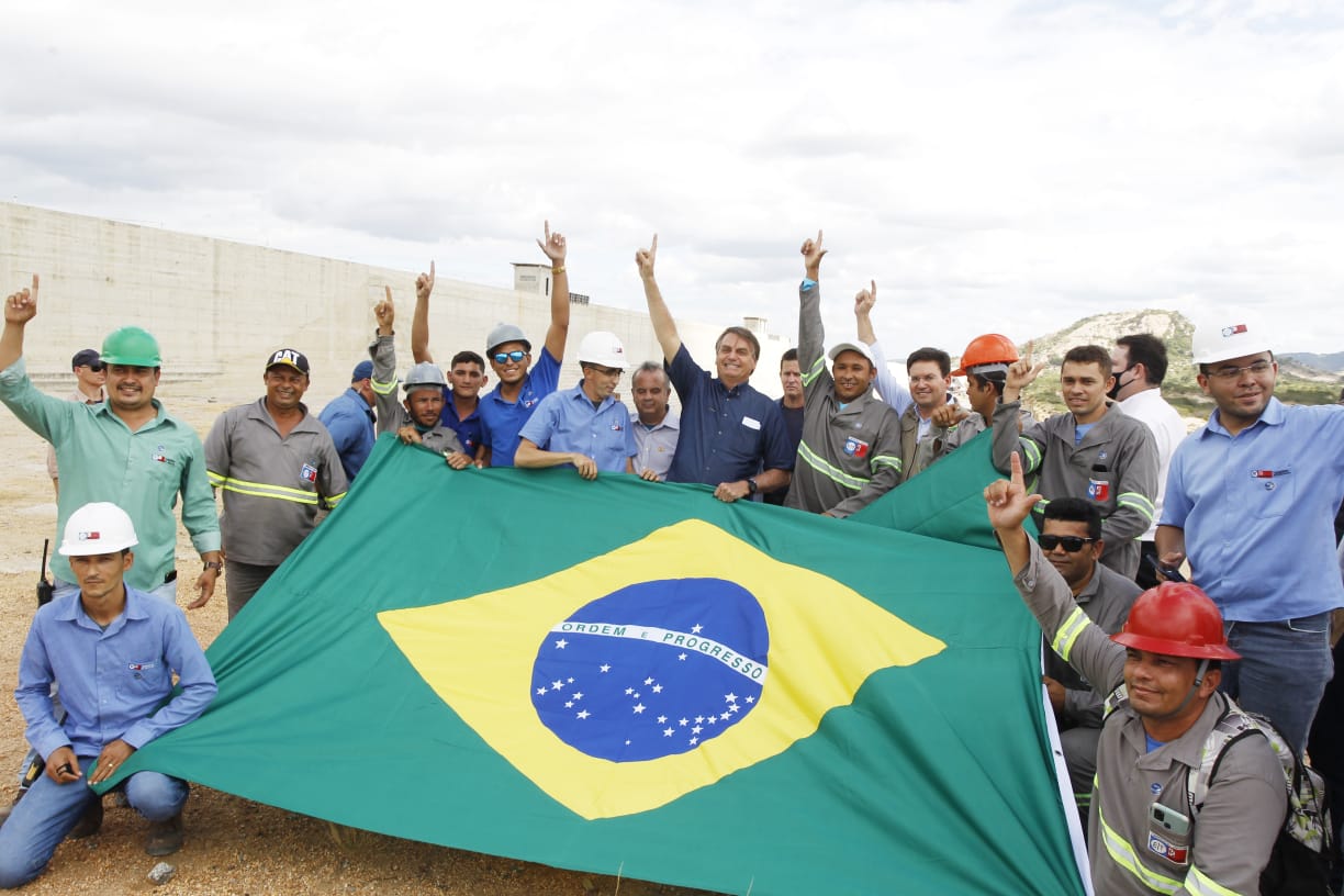"Não é L de Lula, é arminha", diz trabalhador em foto com Bolsonaro no RN