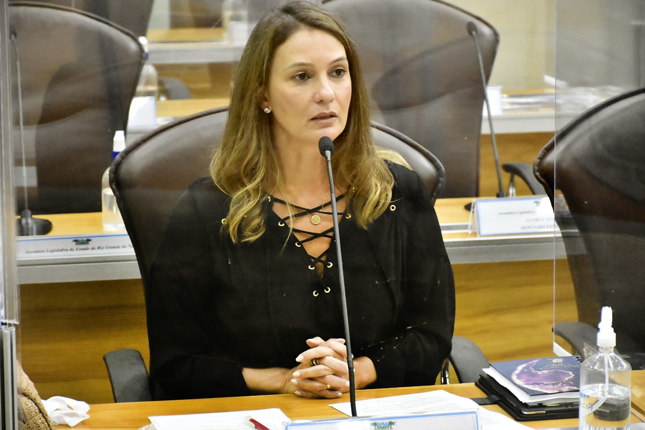 Cristiane Dantas apresenta pleitos ao DER para recuperação de estradas