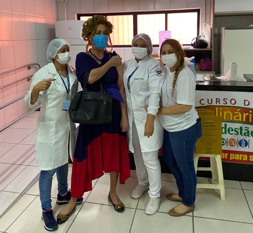 Potiguar se veste de famosa personagem para tomar vacina e viraliza nas redes