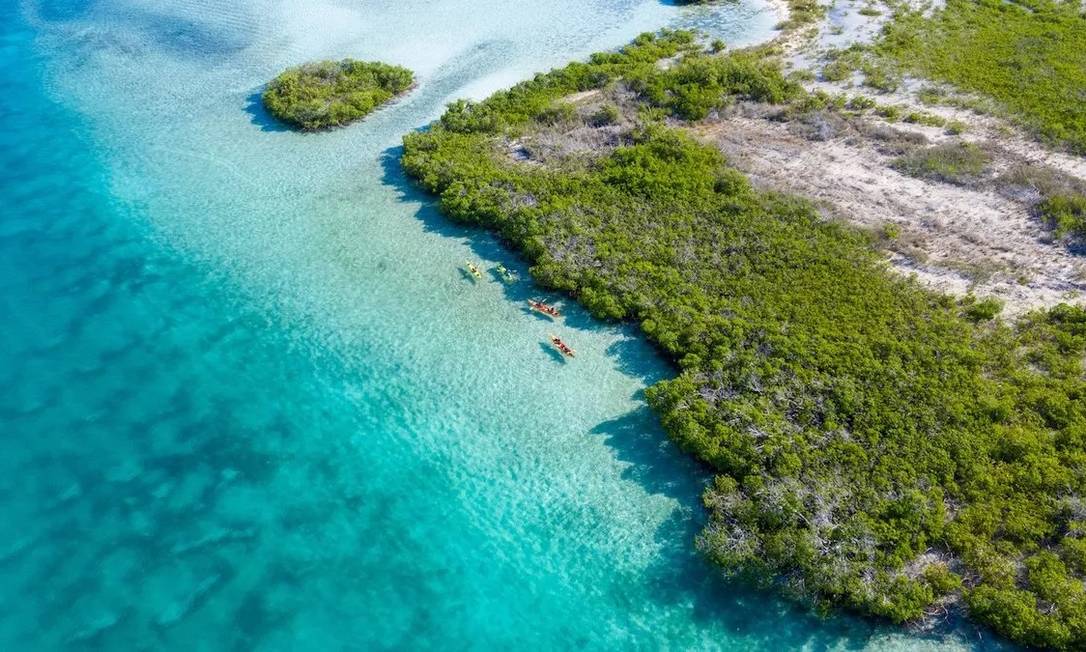 Barco com 20 mortos é encontrado à deriva no Caribe