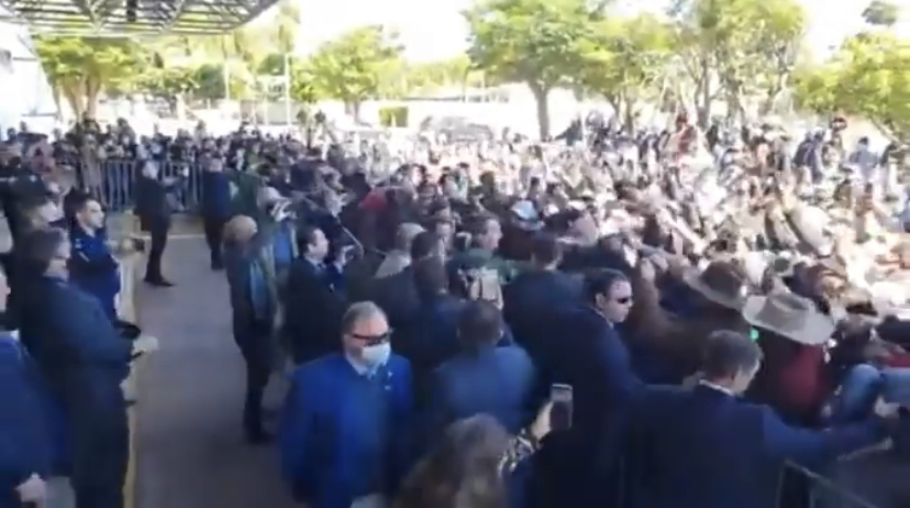 VÍDEO: Bolsonaro é ovacionado por milhares de apoiadores no MS