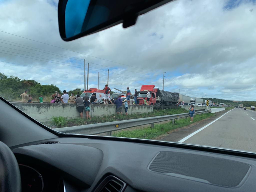 FOTOS: Grave acidente é registrado na BR-101