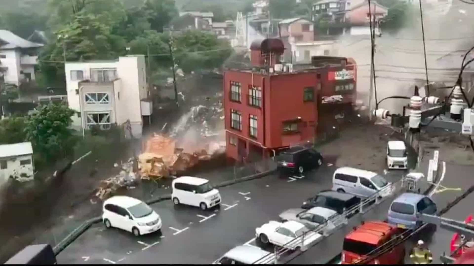 VÍDEO: Deslizamento após fortes chuvas deixam 2 mortos