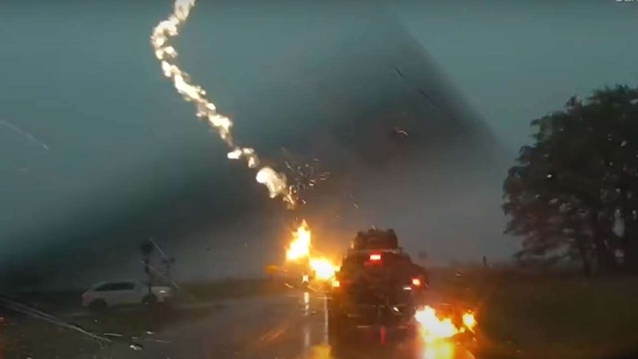 Raio atinge carro com pais e três crianças; veja o momento