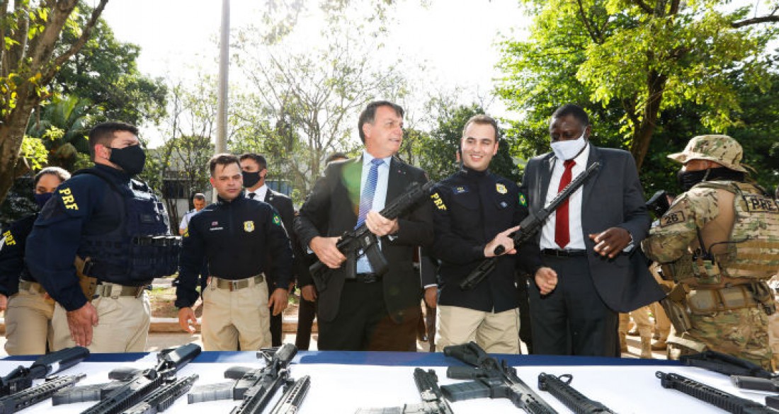 Bolsonaro dará R$ 100 milhões para agentes de segurança comprarem casas