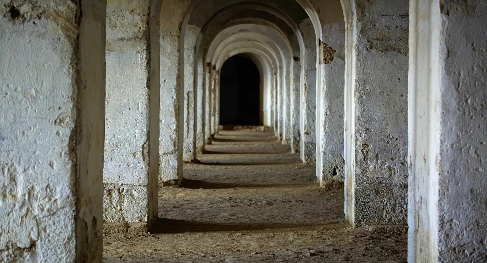 FOTO: Túmulo com esqueleto de 1.000 anos é encontrado; veja