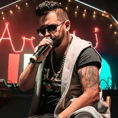 Cantor que faz dupla sertaneja morre aos 37 anos após contrair covid-19