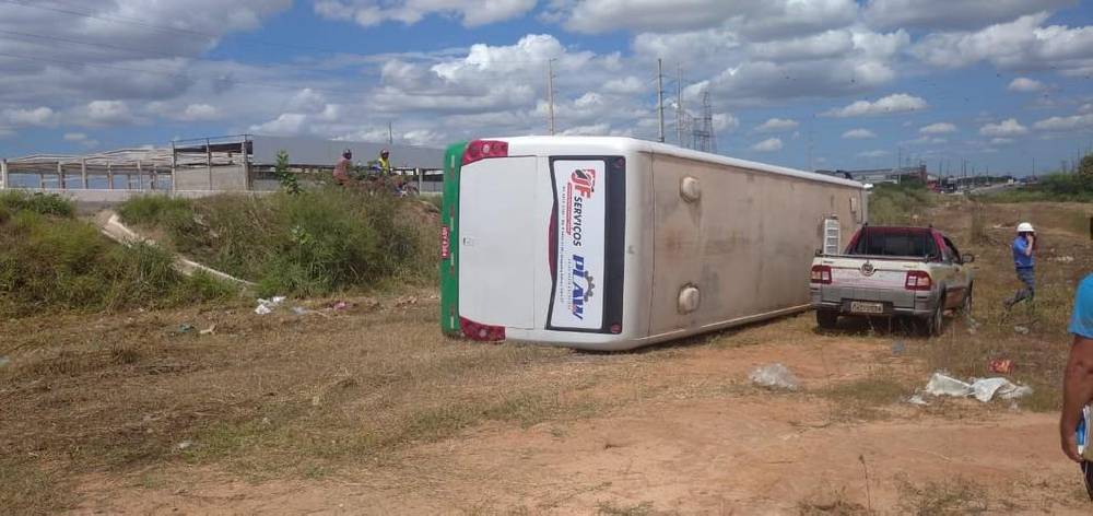 Ônibus tomba às margens da BR-304 em Mossoró