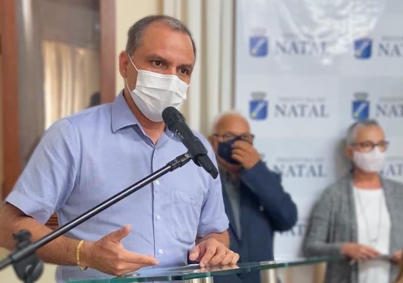 Vereador Aldo Clemente prestigia assinatura de ordem para construção de 70 km de calçadas