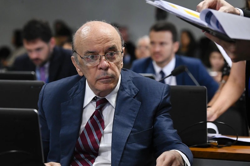 Senador passa por cateterismo e colocação de stent no coração