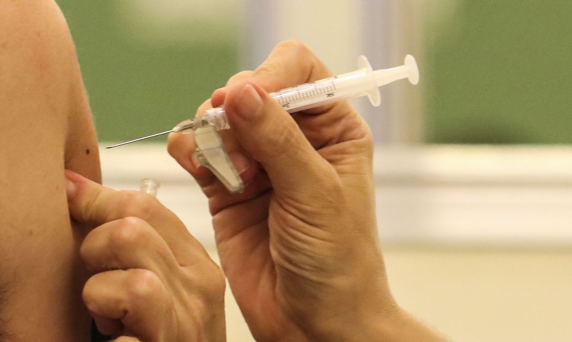 Vacinação bate recorde no Brasil com 3,3 milhões de doses aplicadas em 24 horas