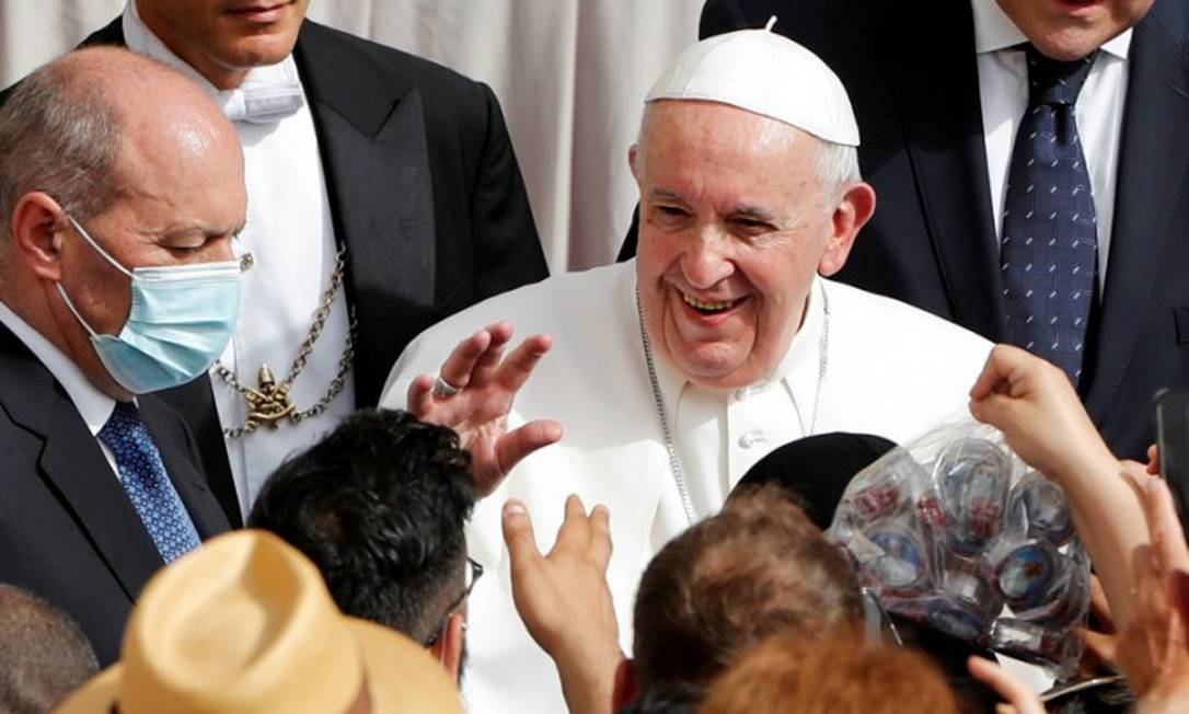 Papa Francisco apresenta febre após cirurgia