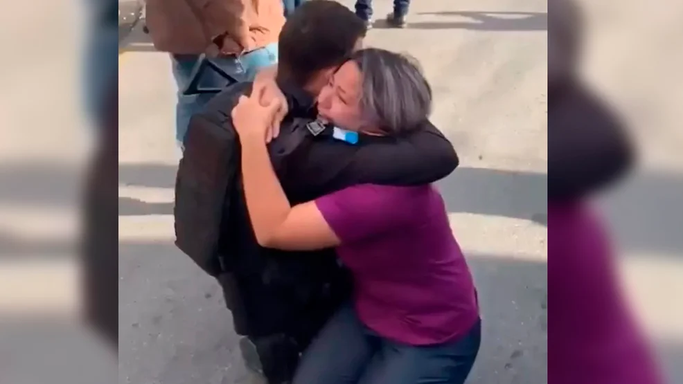 Policial mata sequestrador e é abraçado por refém; assista