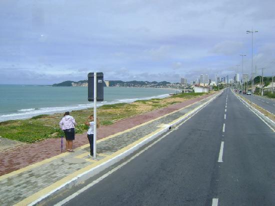 Em sexta-feira chuvosa, carro capota e outro derrapa na Via Costeira