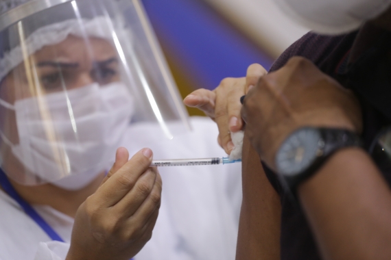 Anvisa alerta para casos de doenças após vacina usada no Brasil contra a Covid-19
